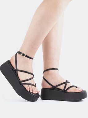 NIB L’intervalle Miel Black Leather
Platform Strappy Sandals Size 38 (7.5-8)
